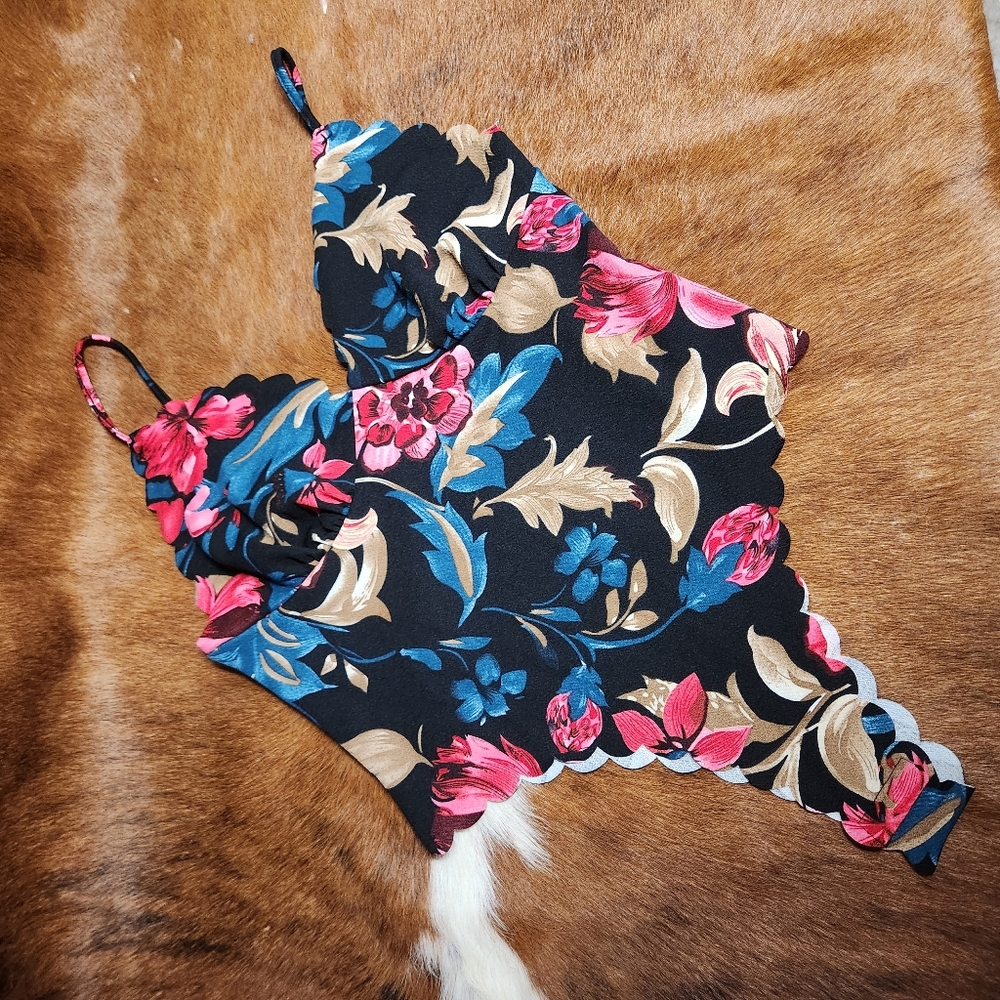 NWOT 1X Floral Scallop Trim Bodysuit